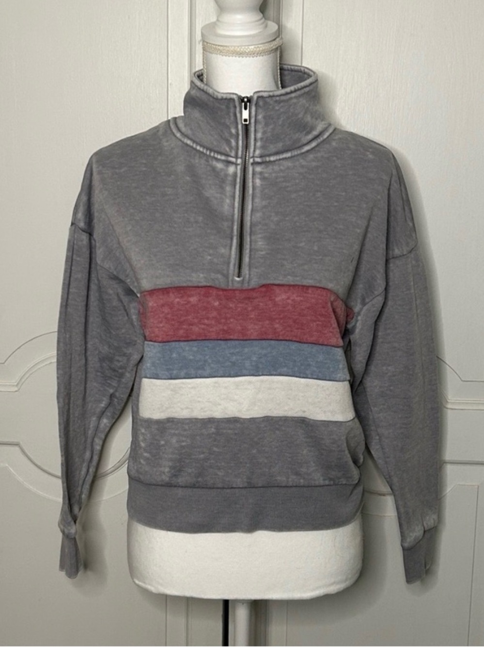 Junior’s Pastel Striped Cropped Sweatshirt (S)